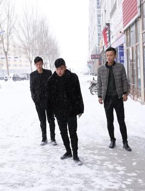 东北网红男主播大雪天拍段子