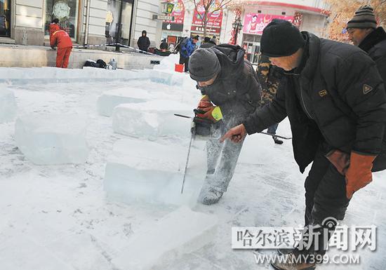 工人们开始施工制作冰雕雪塑。赵琪 记者 孙岩摄