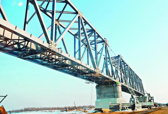 正在建设中的同江铁路大桥