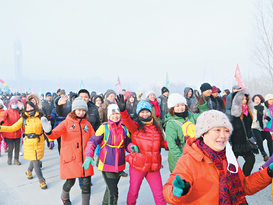 徐建国宣布活动启动并为徒步大会鸣枪