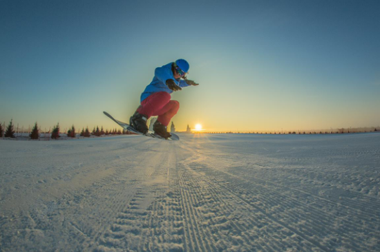 呼兰河口欢乐冰雪世界全国最大的万人初级标准滑雪场