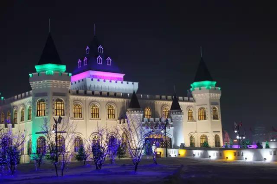 呼兰河口欢乐冰雪世界担任滑雪出发B厅功能的巨蟹座城堡