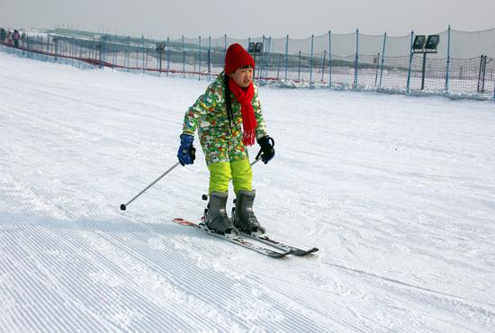 小朋友在赏冰乐雪园内滑雪