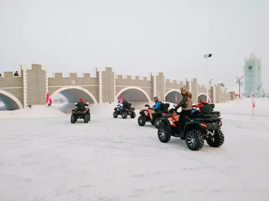 呼兰河口欢乐冰雪世界拉风的雪地摩托车