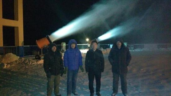两台造雪机24小时造雪,日产1440立方米,公路公司、环卫处、物业公司不间断运雪,满足航母建设需要。