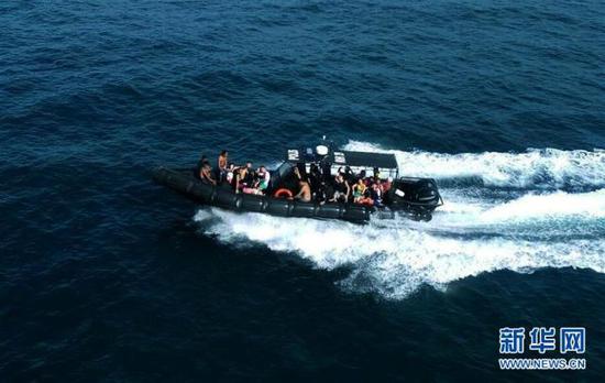 资料图：马来西亚海事局把失联乘客转移到陆地
