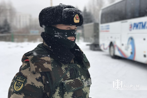 绥芬河边检站战士冒雪执勤。