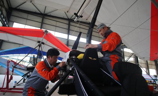 铁力经济开发区（省级）三角翼动力飞机生产项目工人正在组装飞机
