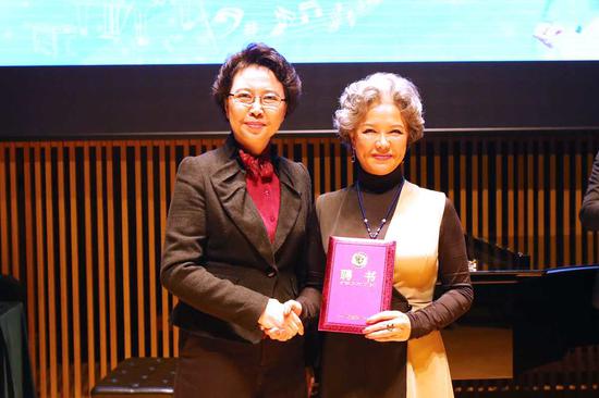 著名歌剧表演艺术家金曼来哈举办讲座_新浪城