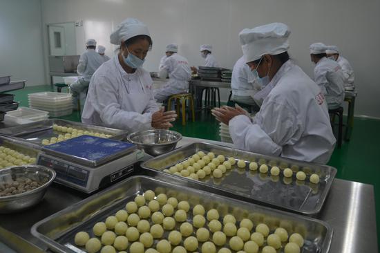 铁力经济开发区（省级）玉双食品公司正在生产黏豆包