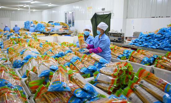 铁力经济开发区（省级）隆泰食品公司腐竹生产车间正在打包装箱