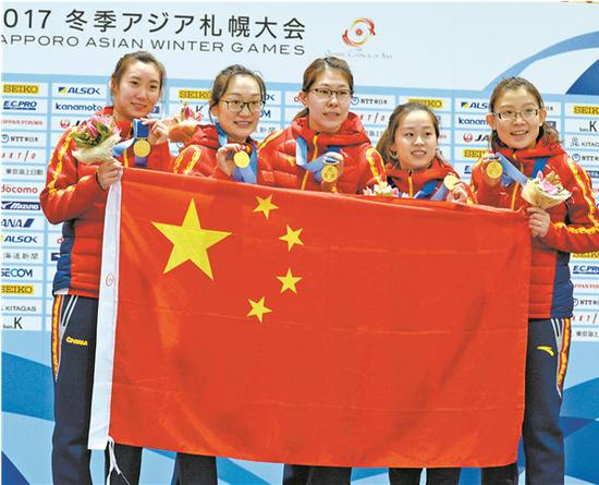 中国女队在颁奖仪式上