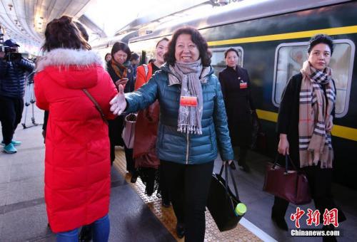 　　3月2日清晨，出席十二届全国人大五次会议的黑龙江代表团乘火车抵达北京，成为首批抵京的京外代表。 中新社记者 刘震 摄