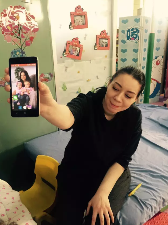 24岁俄罗斯单身妈妈孤注一掷 来哈给女儿治病