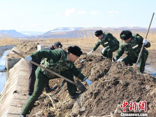 黑龙江一村民整修河道时挖出6枚疑似日伪时期手雷。