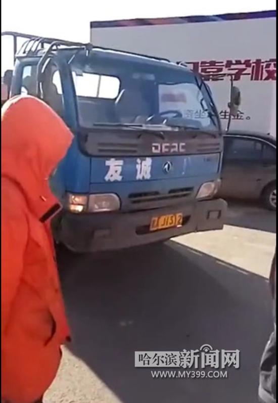 肇事的蓝色货车。