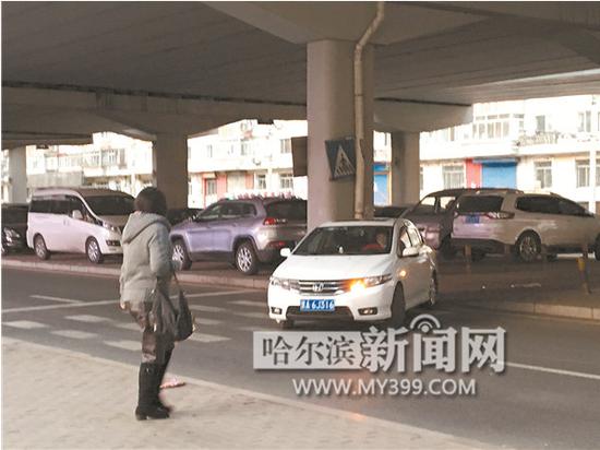 一辆轿车违法穿越行人过街通道。