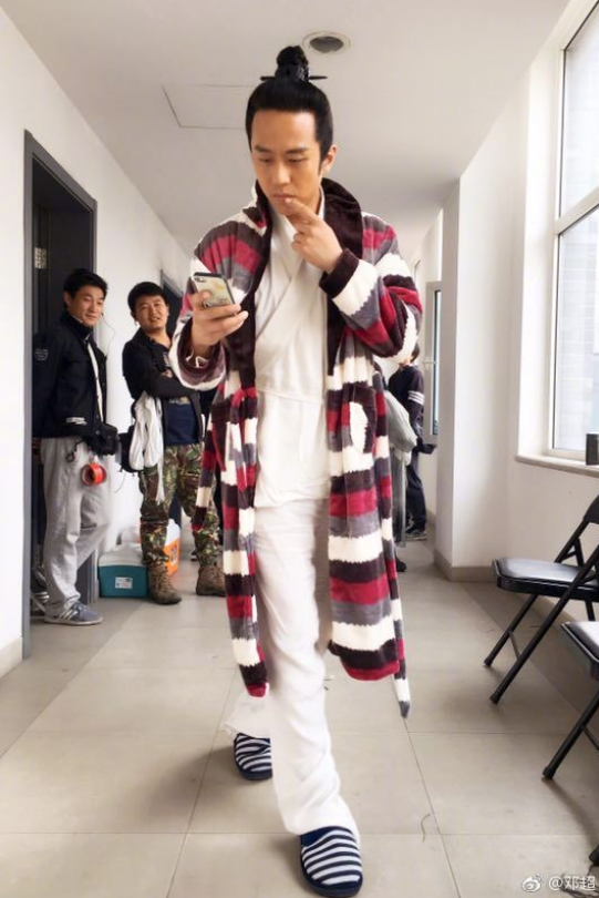 不服输!邓超再穿新款COS杨幂街拍 杨幂:就服你