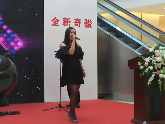 歌手现场深情演绎