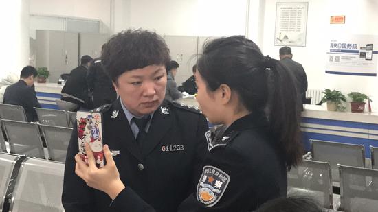 龙警小妹穿警服的网红主播