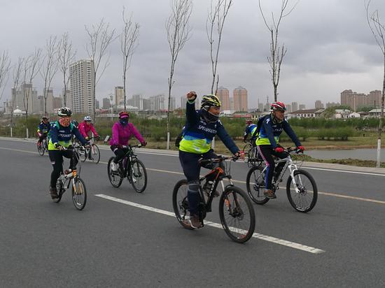 哈尔滨千余名自行车爱好者在大美湿地中骑游
