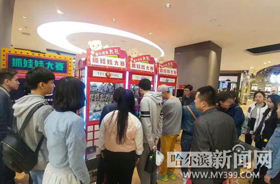 抓娃娃比赛吸引了好多消费者。