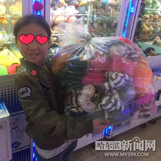 9岁的小佳佳基本每周都来玩,一次就能抓一大袋娃娃。