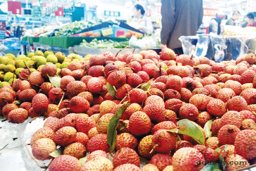 迎换季南方水果笑傲江湖 西瓜降价荔枝成新宠