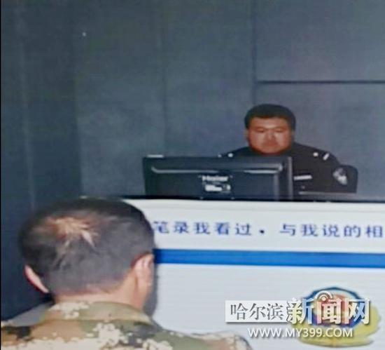 民警在审讯嫌疑人赵志武。警方供片