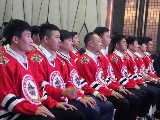 黑龙江昆仑鸿星冰球俱乐部成立暨共建黑龙江省冰球队合作仪式