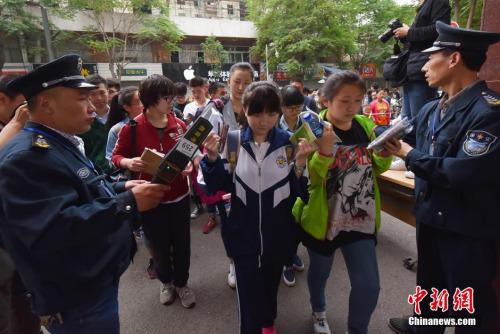 资料图:2016年6月7日,山西太原成成中学考点,参加高考的学生陆续进入考场。 武俊杰 摄