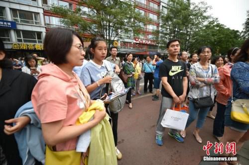 资料图:家长送高考考生入考场 中新网记者 金硕 摄