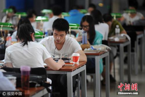 2017年6月2日,太原,山西省图书馆内座无虚席,备战高考的学子们正安静地坐在座位上读书、做题、查阅资料。 图片来源:视觉中国
