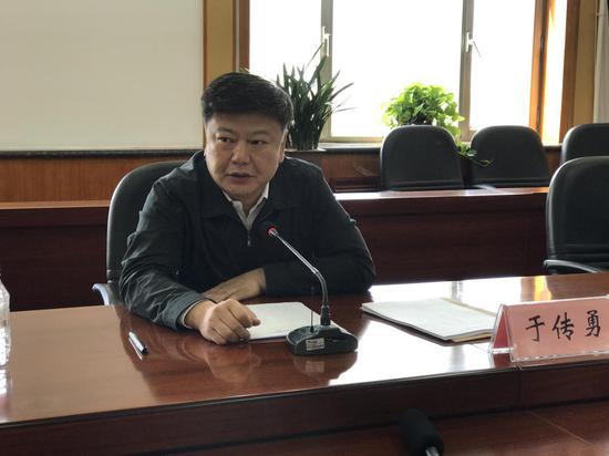 呼兰区委副书记,区长于传勇向媒体团介绍了呼兰区创城工作开展的相关
