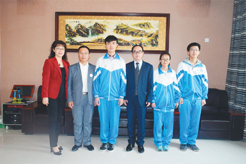 吴漫琪(右二)、刘天旭(右一)与东方剑桥教育集团董事长于松岭(右三)、剑桥三中校长常翠萍(左一)及班主任籍晓刚(左二)合影。