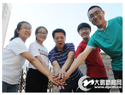 6月25日,中考结束第一天的考试,老师给自己的学生鼓劲。晨报融媒体记者 李学斌 摄