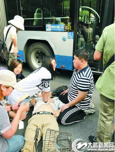 陶雪莹在北京街头救助晕倒老人(图片来自于网络)