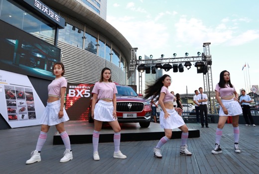 BX5派对现场潮人热舞