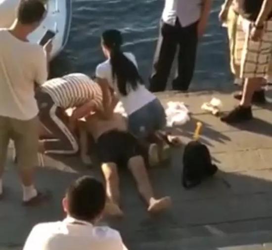 男生做人工呼吸