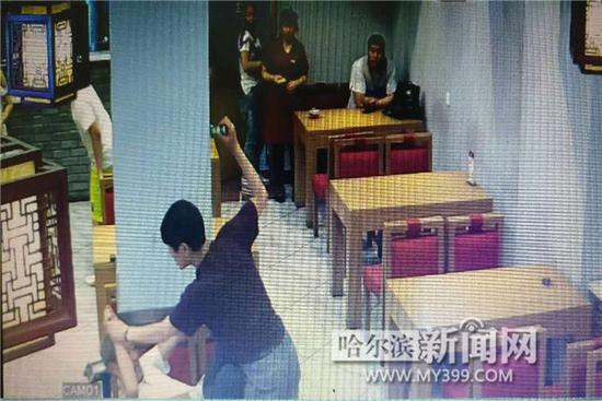张某某用酒瓶将唐某某打伤。 截图由警方提供