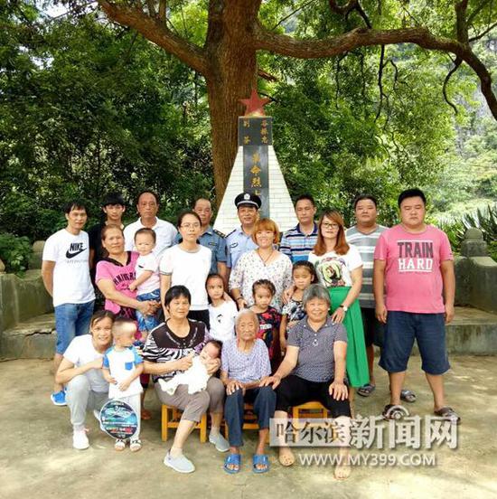 义务守墓的潘家人。 《现代生活报》记者 冯耀华/摄
