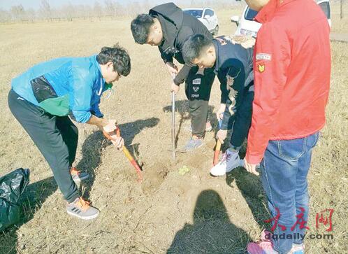 八一农大师生在采集狼毒标本。图片由受访人提供