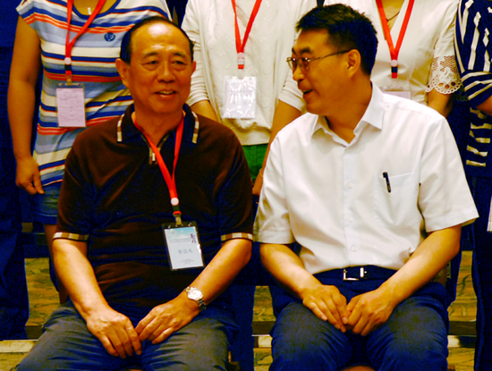 会议期间,王永晨书记(右)与张岂凡教授亲切交流。