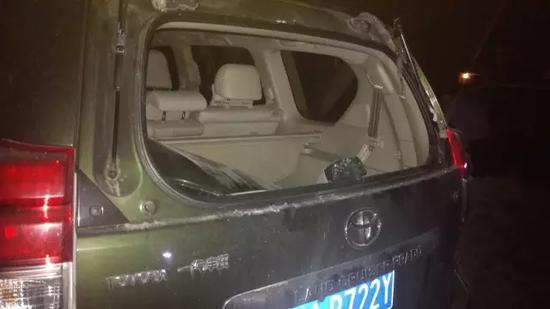 哈市一男子捡石头砸车竟是因为饿急了要吃车内