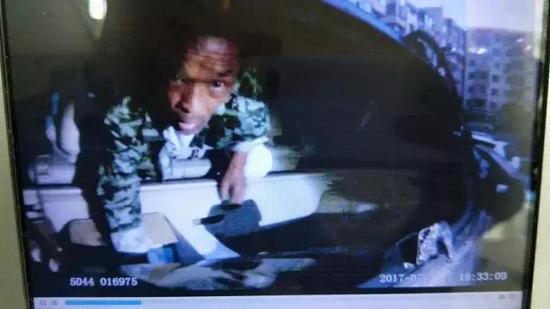 哈市一男子捡石头砸车竟是因为饿急了要吃车内