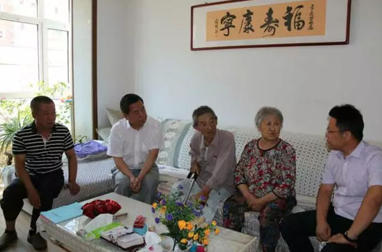 县领导俞立东、王占龙走访慰问军休干部和抗日老战士