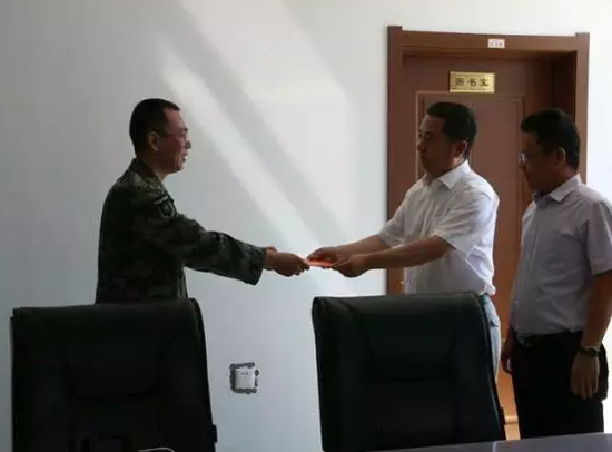 县领导俞立东 王占龙到人武部进行走访慰问