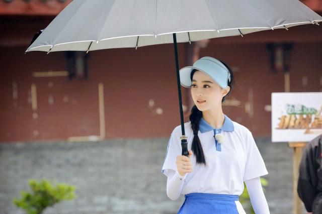 范冰冰穿中学生校服梳麻花辫 清凉水嫩毫无违和感