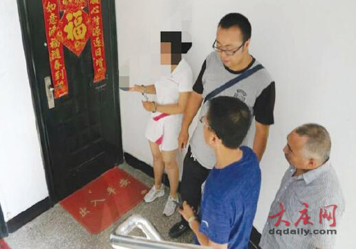 女子指认犯罪现场