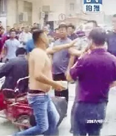 高新区城管清理占道经营时,水果摊主亲属持砖冲向执法人员